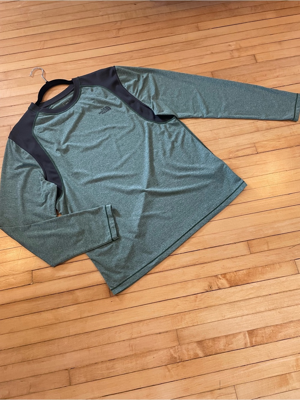 THE NORTH FACE Long Sleeve Performance Tech Shirt Top Base Layer Outdoors Green
